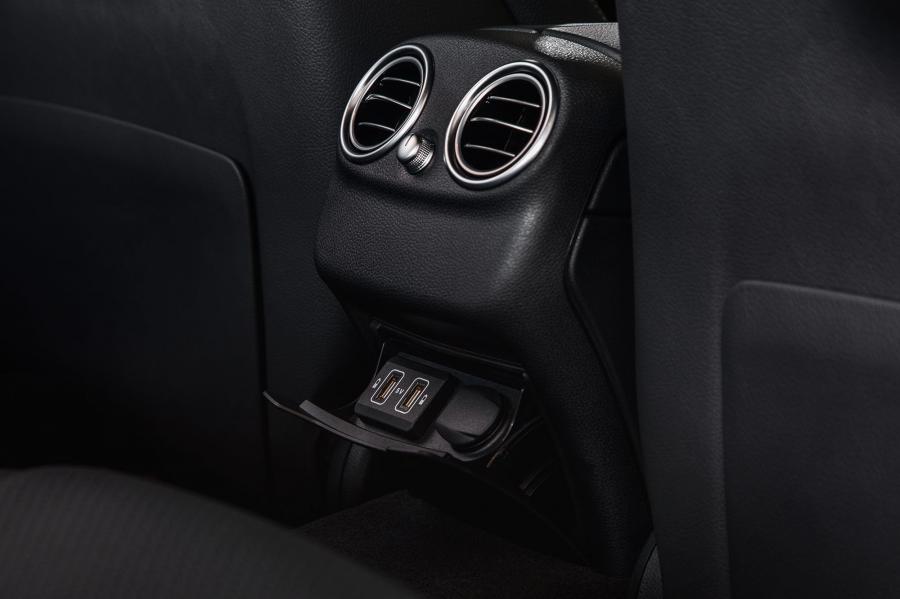Детали интерьера Mercedes-Benz C200 AMG Line (W205) 2020 года  (MY) (фото 6 из 18)